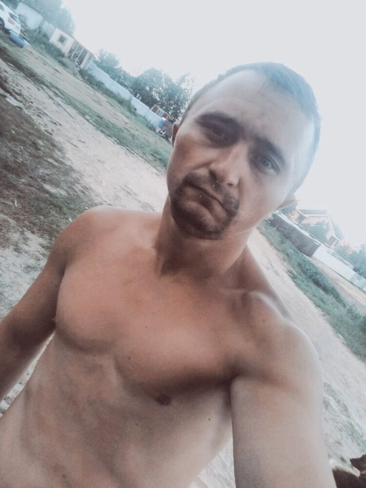  40576792  Goust, 34 ,    -