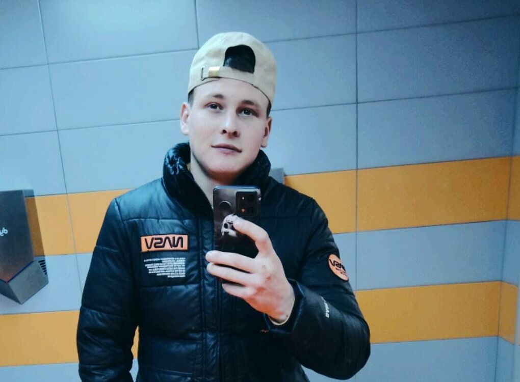  32330192  Dmitry, 23 ,    