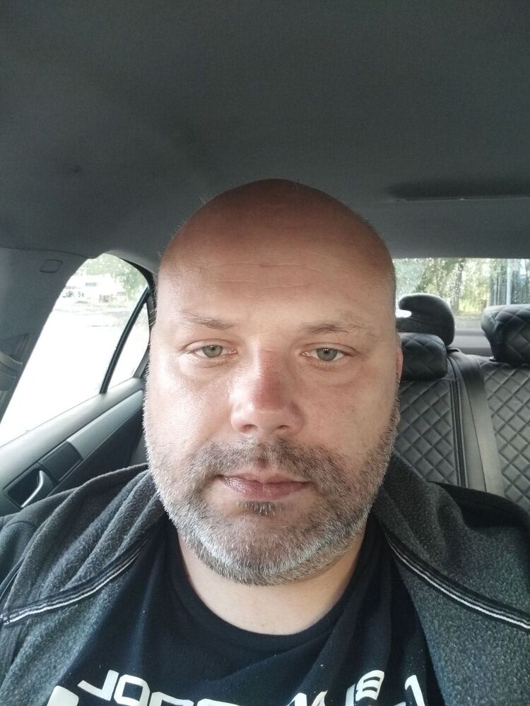  52529322  Pavel, 42 ,    