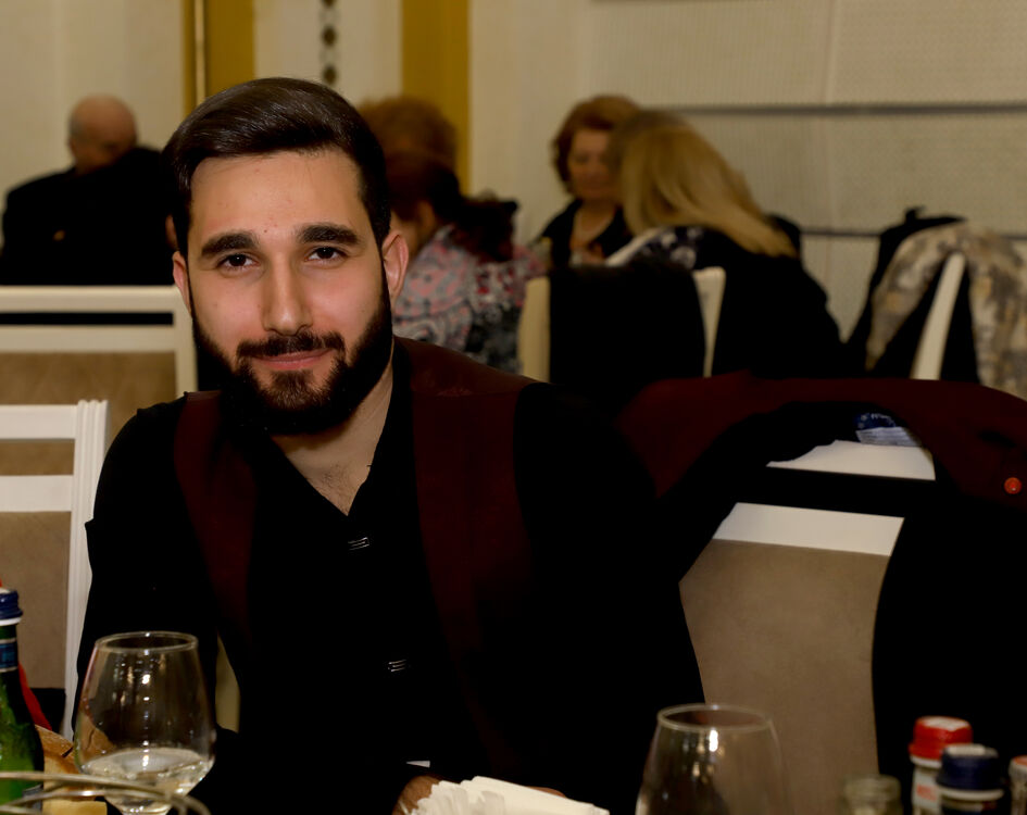  48874542  Narek, 22 ,    