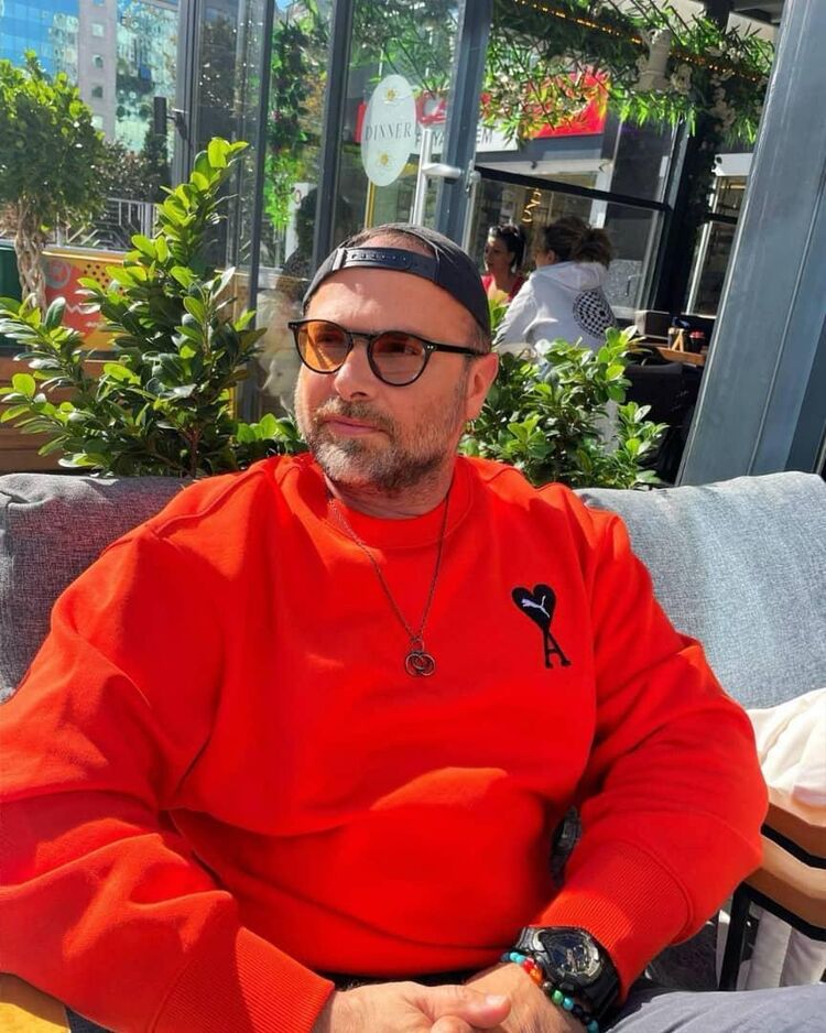  43498002  Robert, 59 ,    