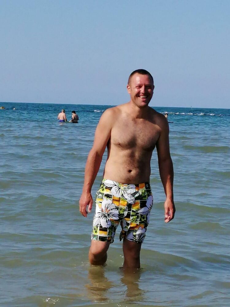  48029062  Dmitrii, 40 ,    