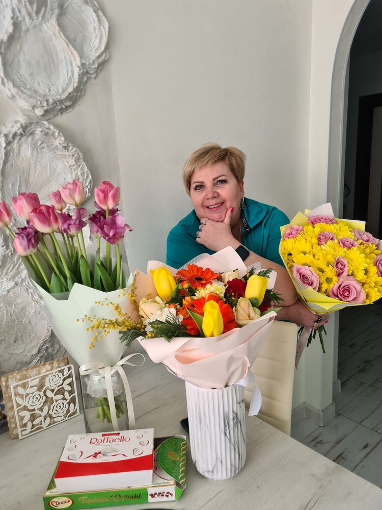  ,   Elena, 52 ,   ,   
