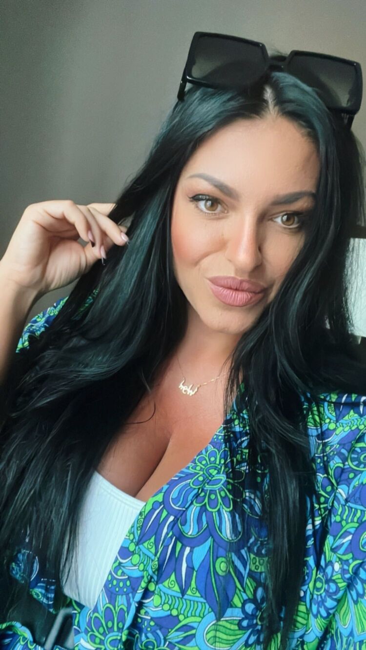  ,   Julia, 33 ,   ,   