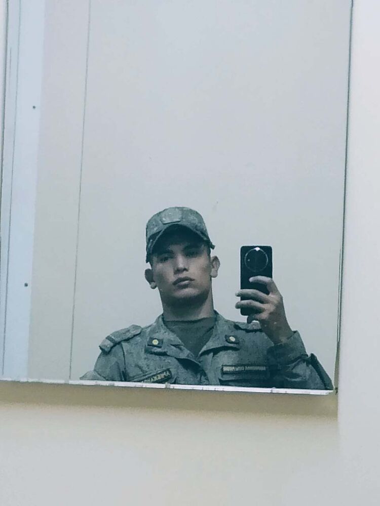  54222192  Ilya, 20 ,     