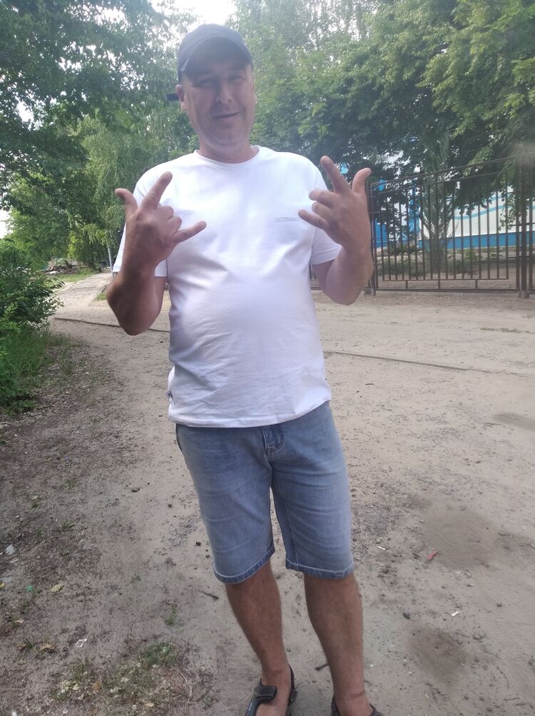  45222142  Ivan, 44 ,    