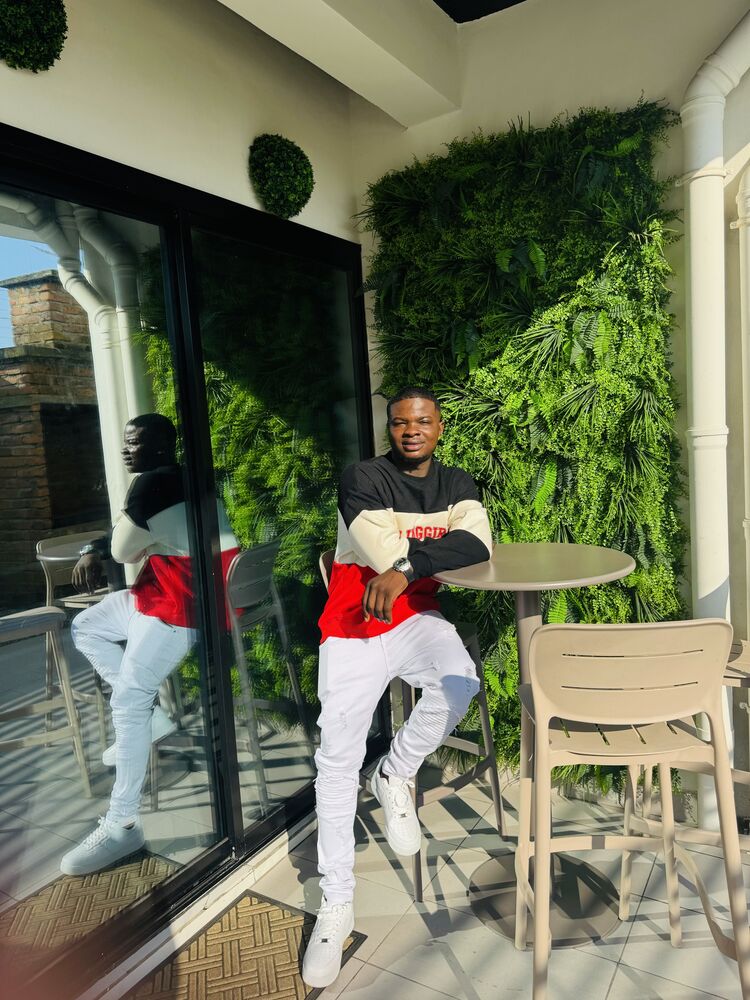  51926532  Drake, 27 ,    