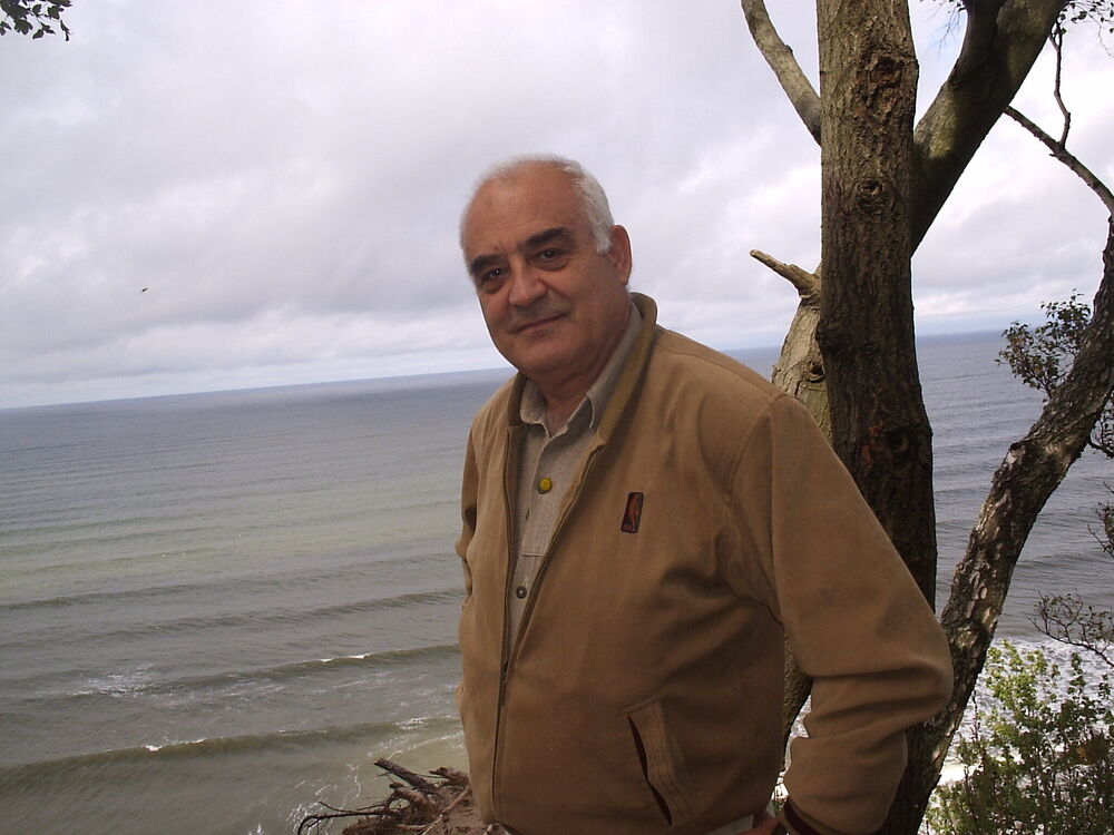  48227362  Robert, 67 ,    