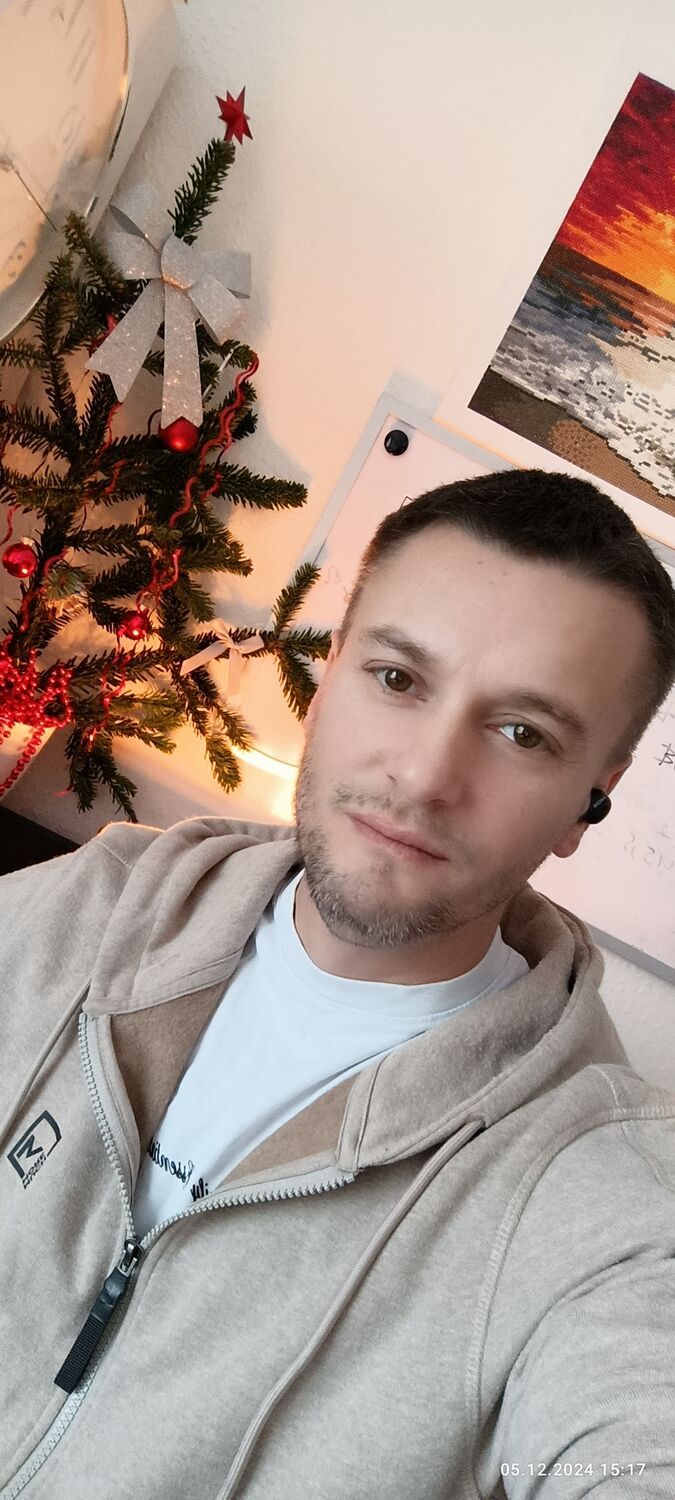 48320162  Eduard, 39 ,    