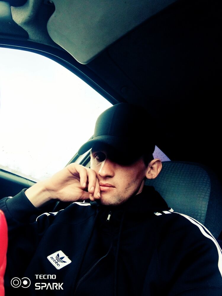  42562132  Denis, 28 ,    