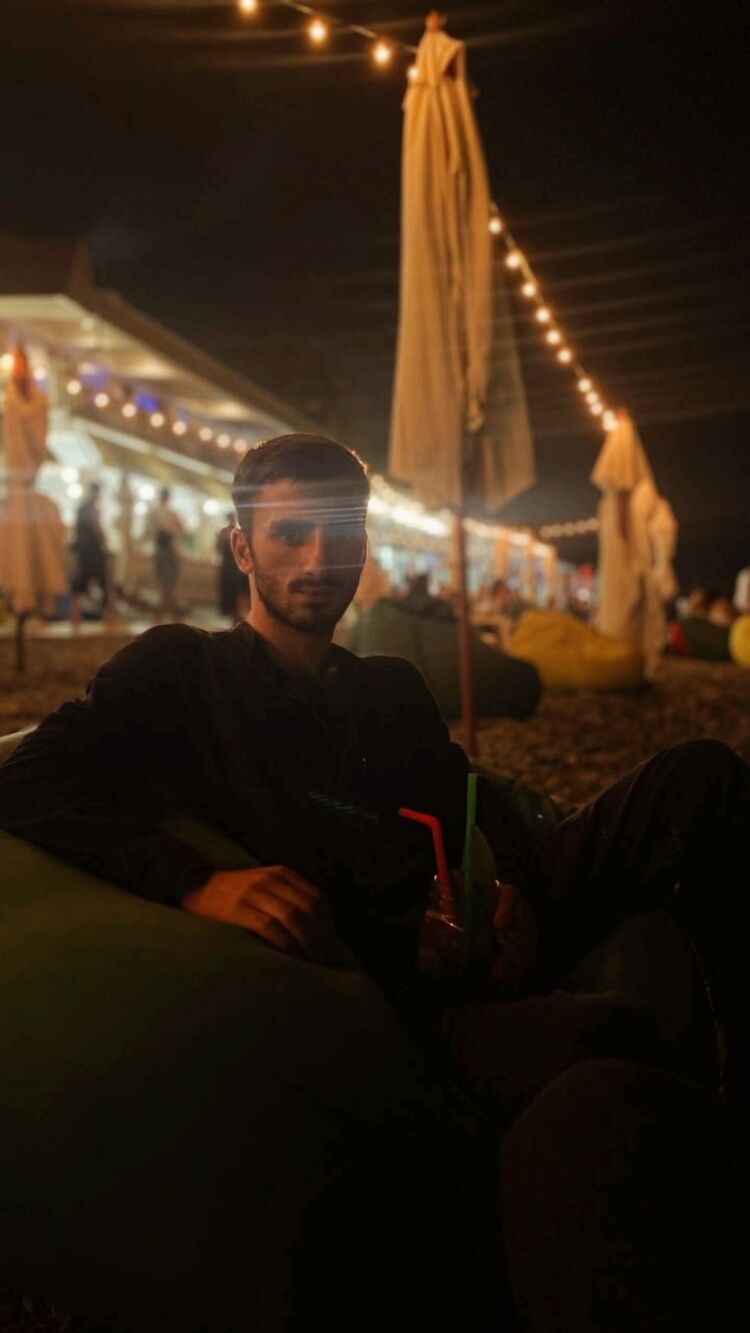  38250192  Narek, 26 ,    