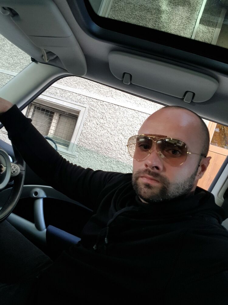  18151392  Niki, 39 ,    