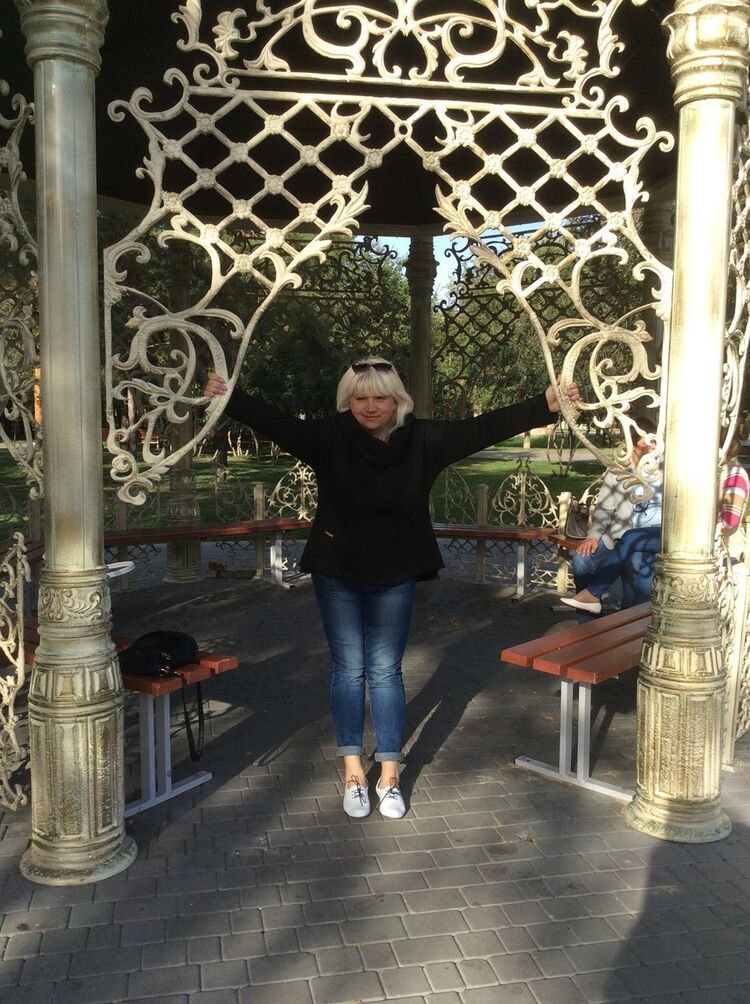  ,   Roxana, 54 ,  