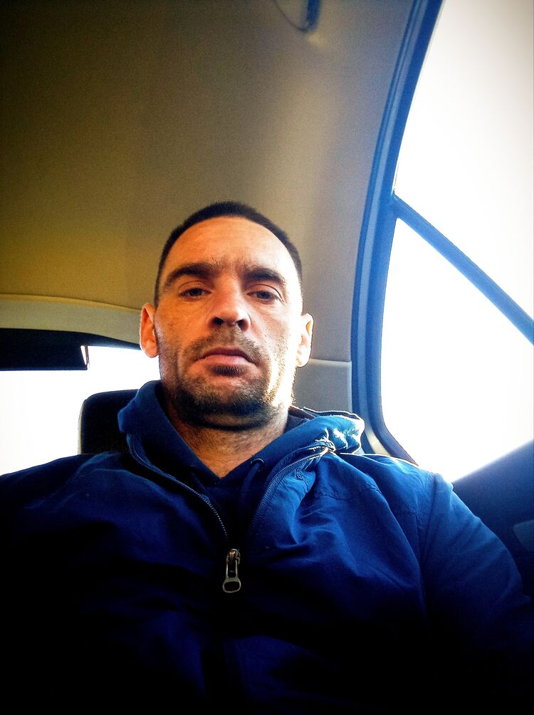  ,   Max, 42 ,   ,   