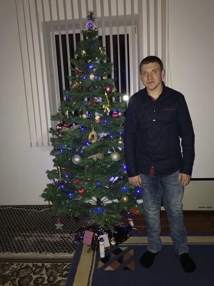  8801232  Andriy, 32 ,    