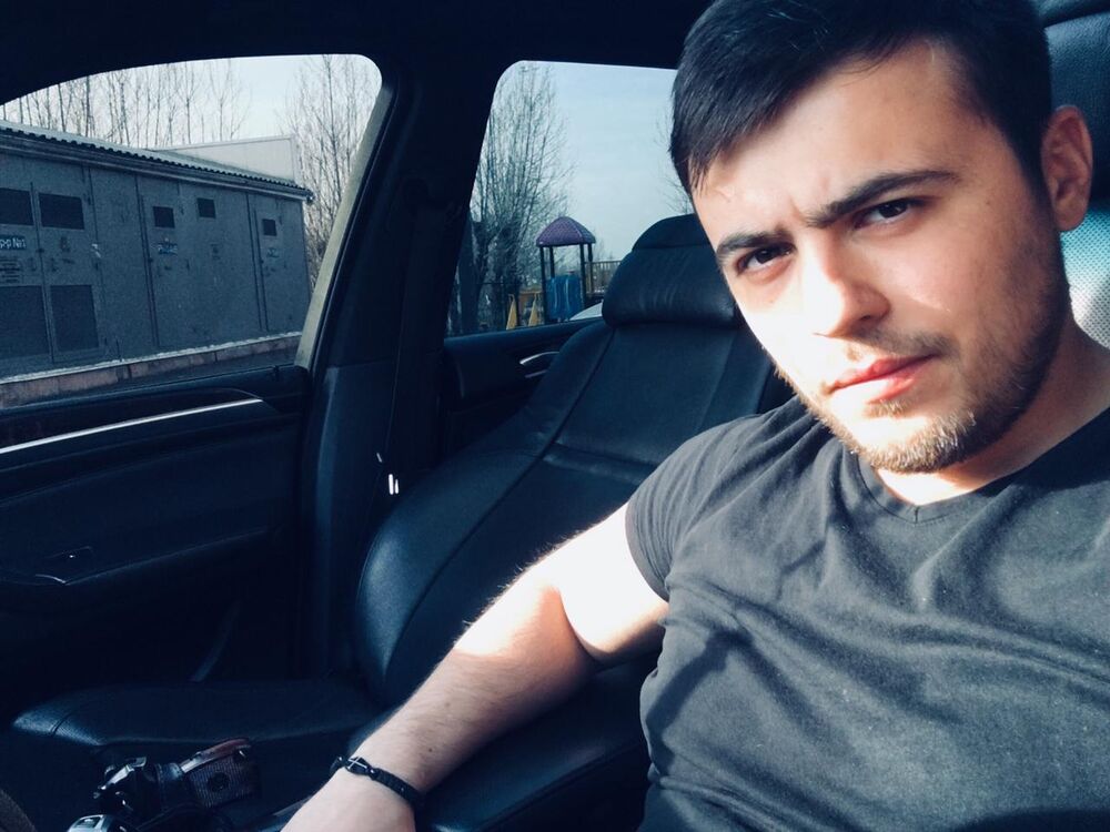  28018812  Denis, 33 ,    