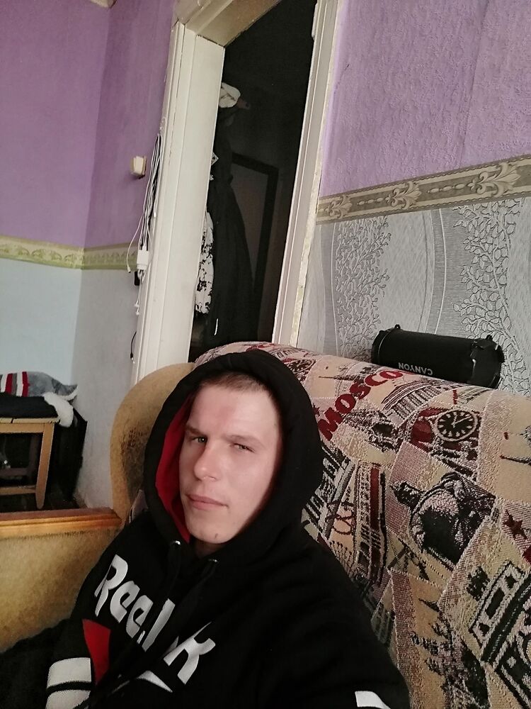  32404392  Viktor, 25 ,    