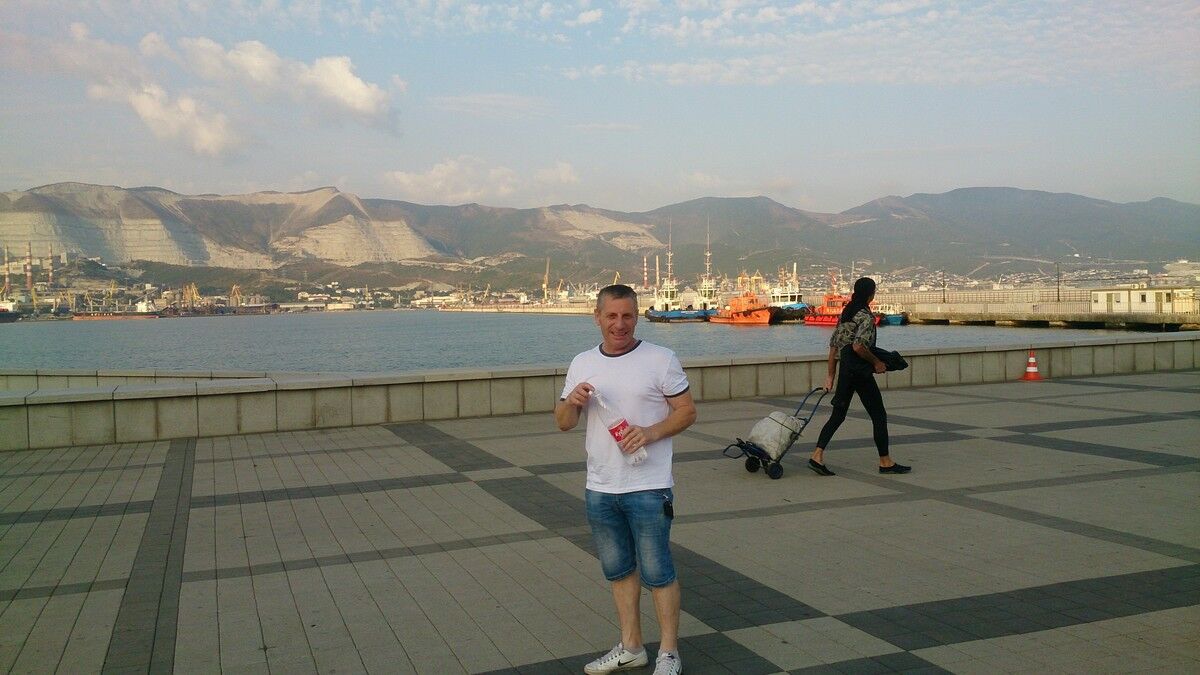  16630762  Makho, 54 ,    Limassol