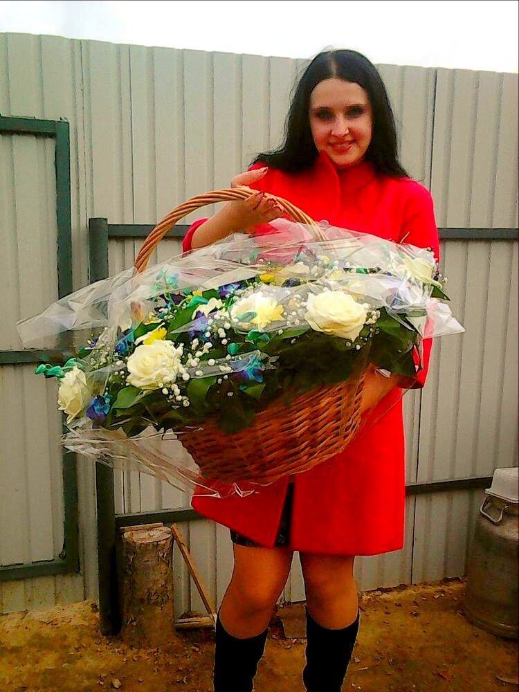  ,   Elena, 32 ,  