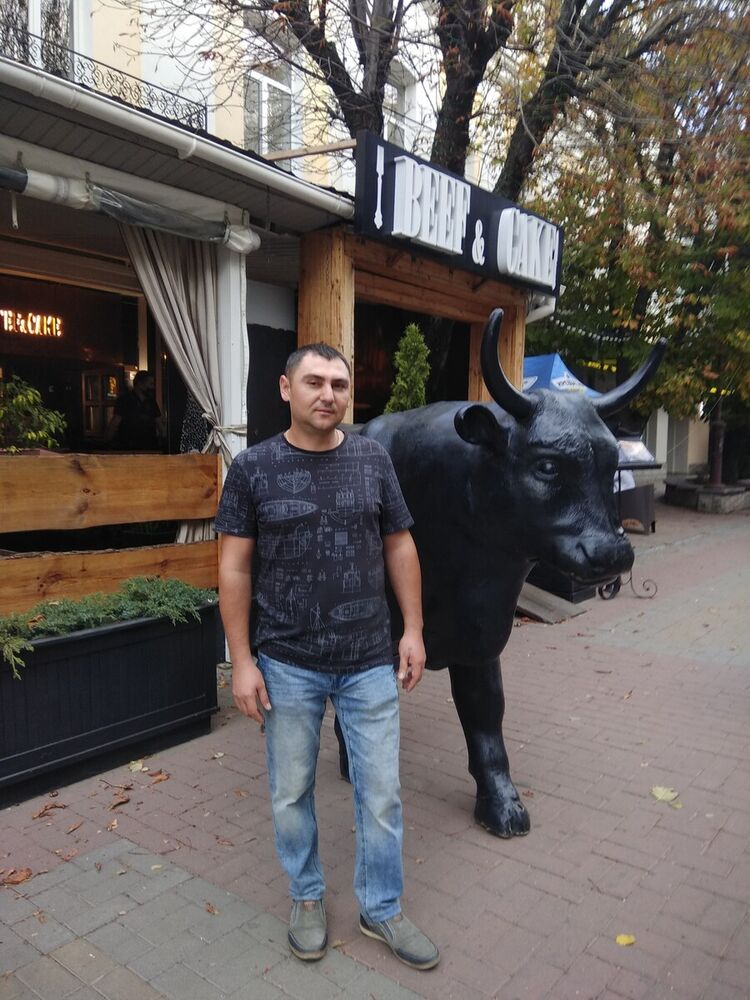  21322562  Viktor, 43 ,    