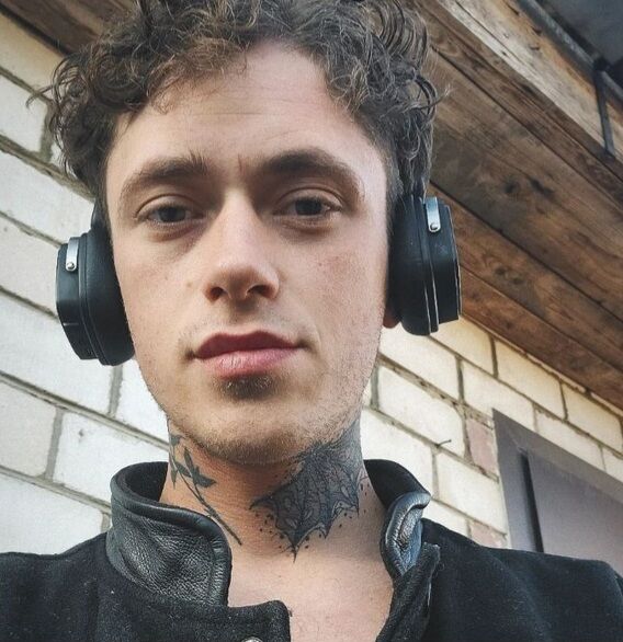  52780122  Denis, 27 ,    