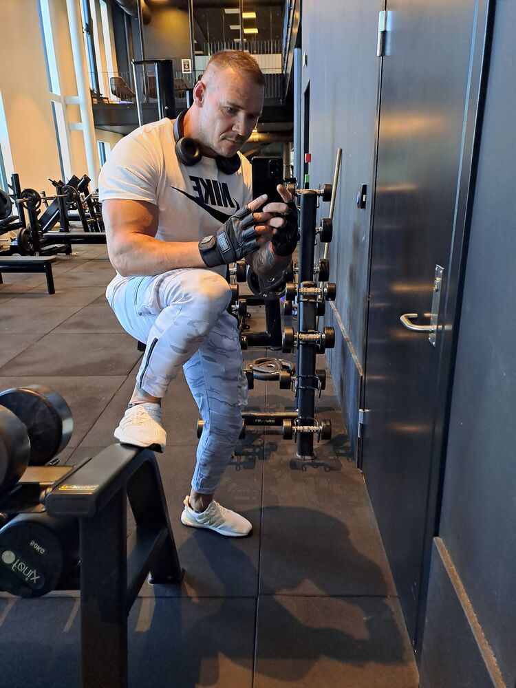  54287092  Oskar, 38 ,    -