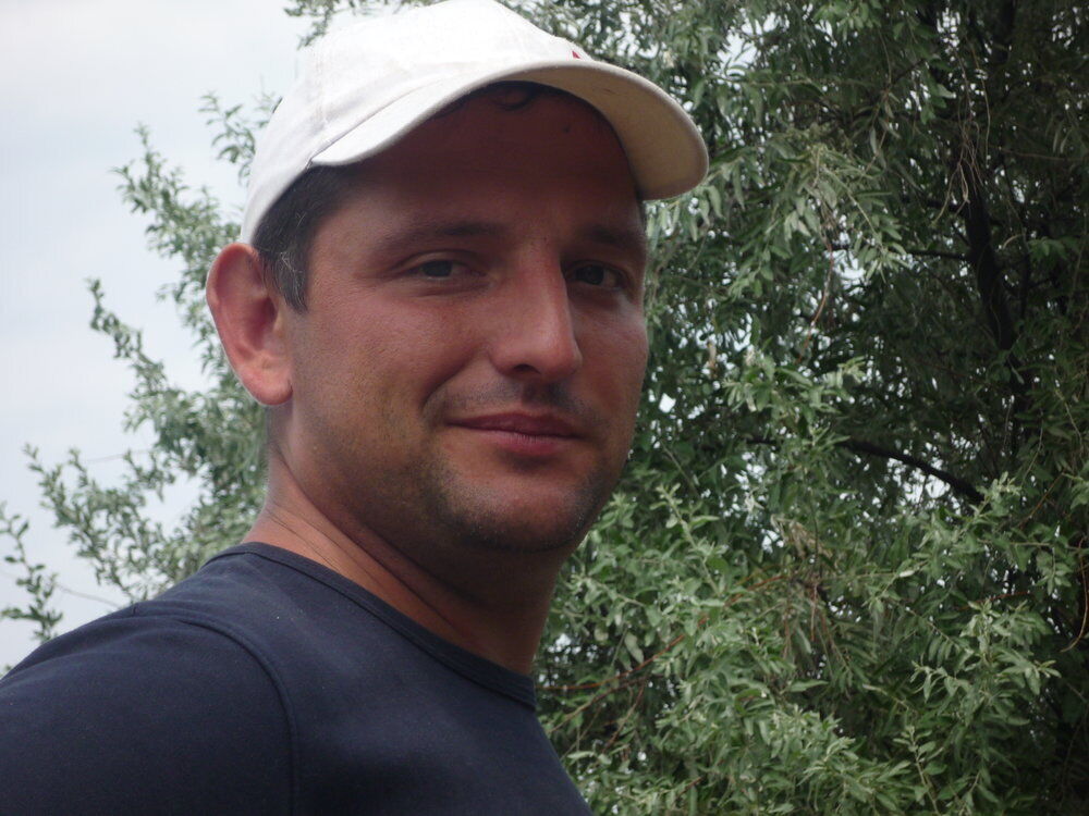  27569502  Yurii Anatol, 44 ,    