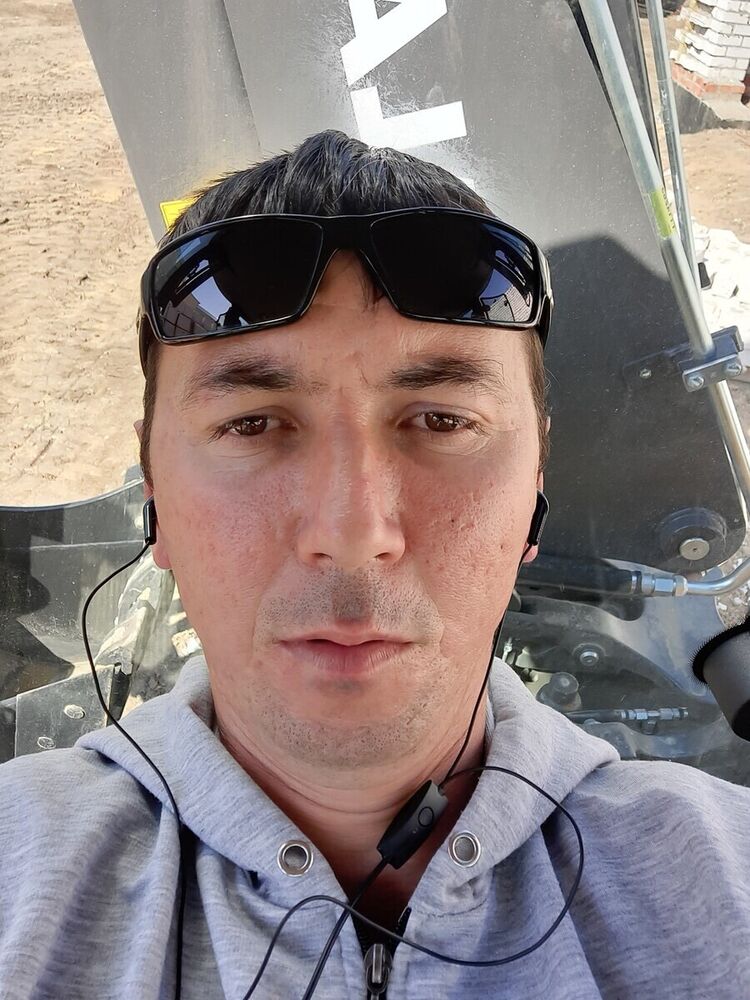  21139882  Sergei, 35 ,    