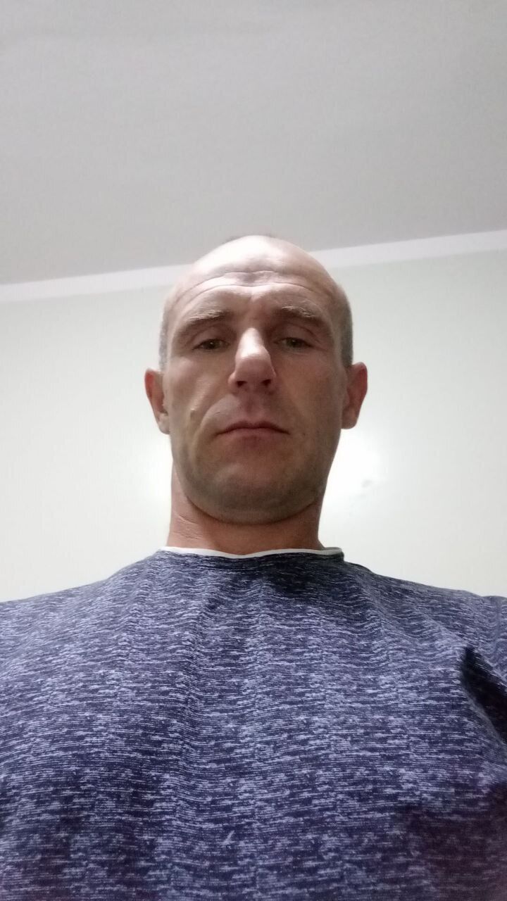  ,   Artur, 48 ,   ,   