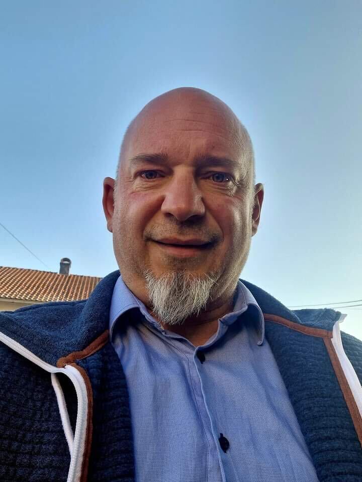  43980462  Slaven vujic, 54 ,    