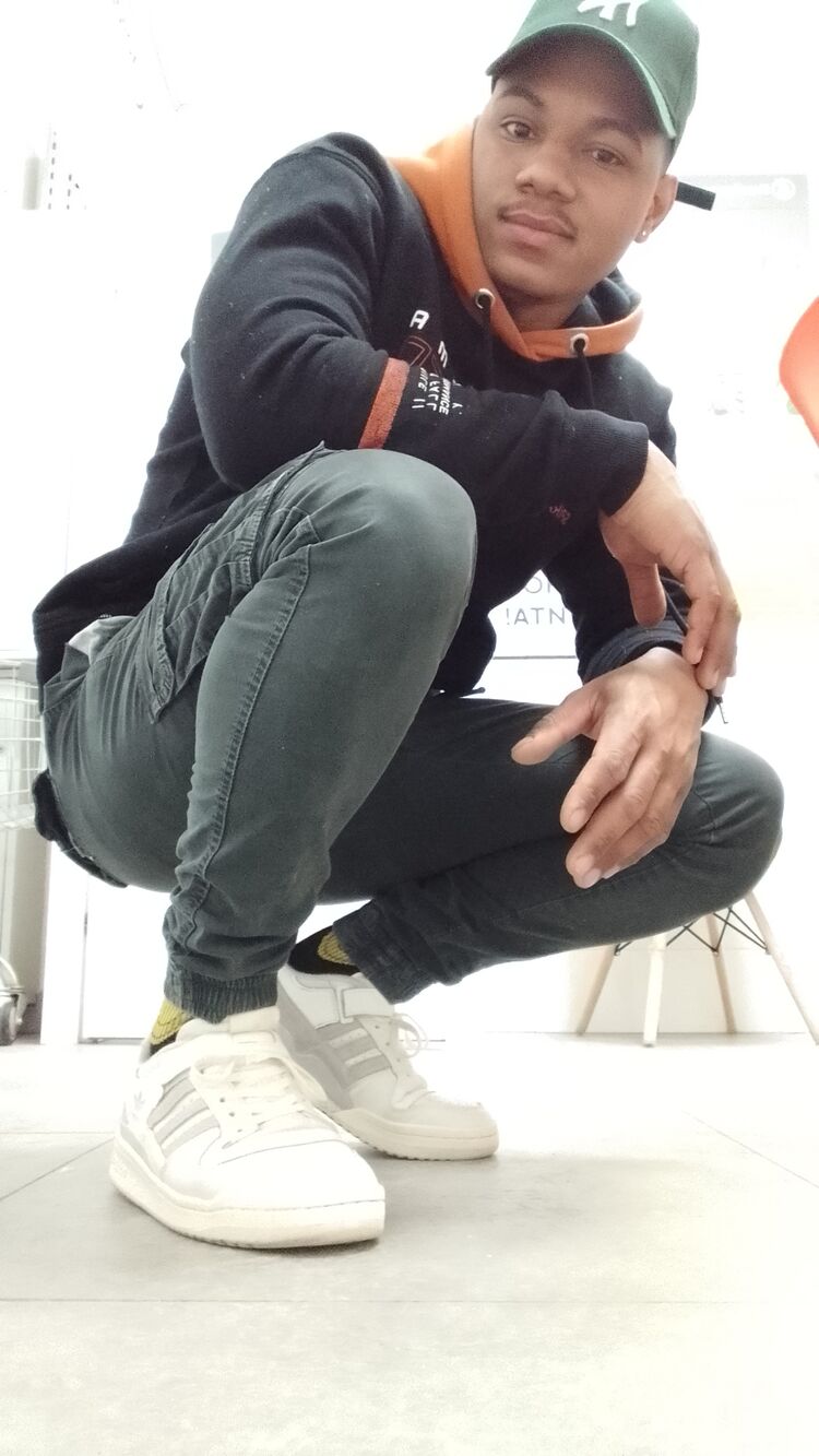  34722782  Yankiel, 27 ,    