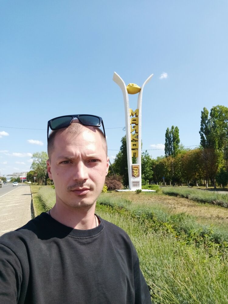  53844042  Roman, 33 ,    