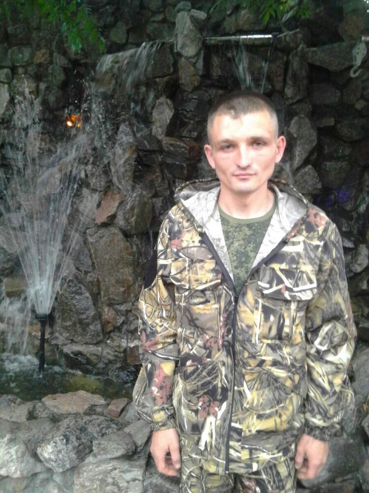  20318322  Viktor, 32 ,    