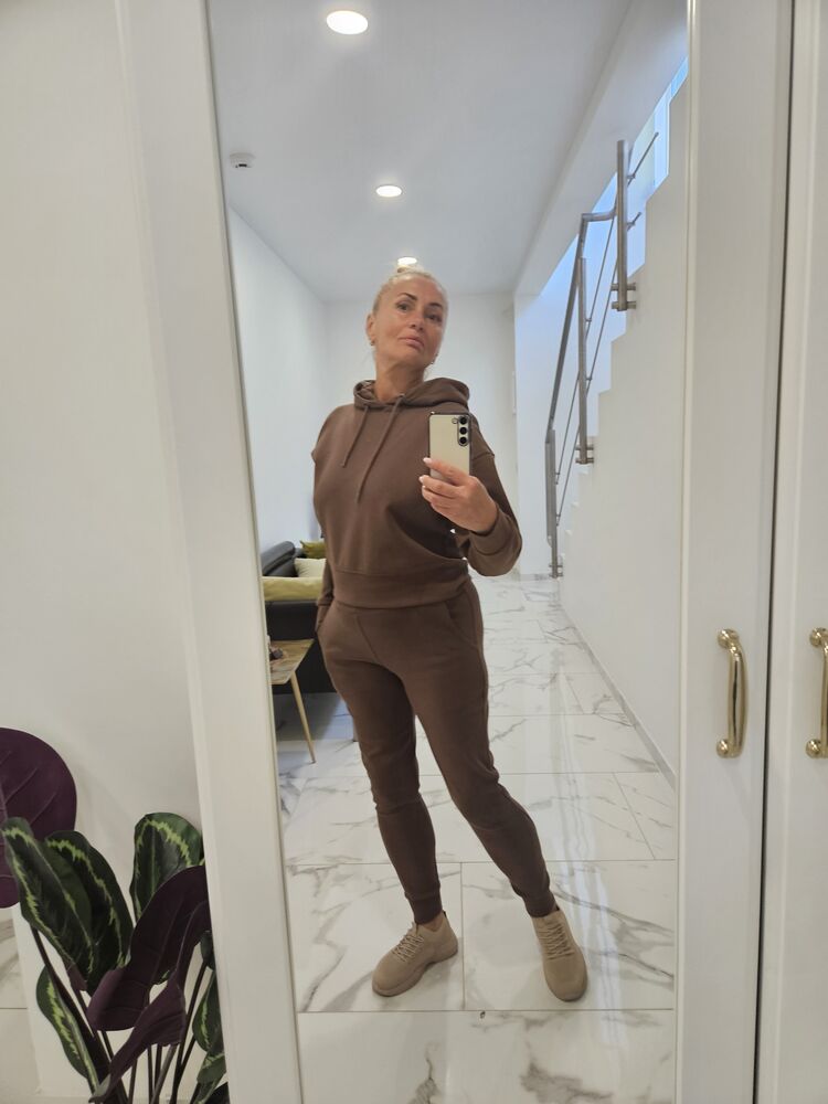  ,   Tania, 54 ,     