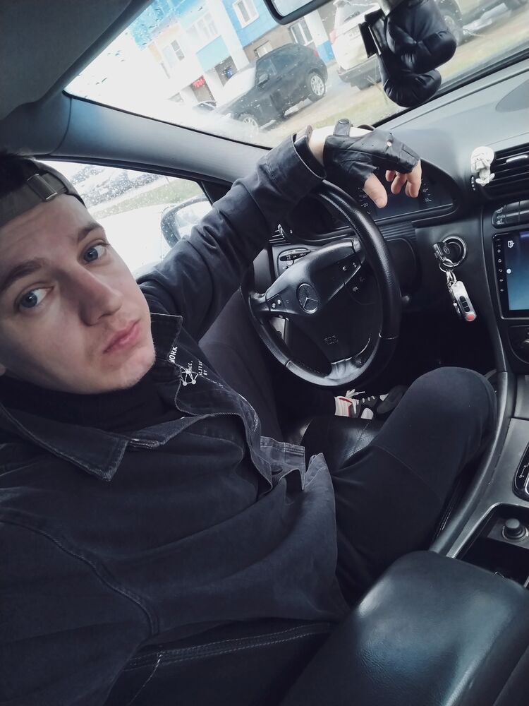  33512202  Denis, 37 ,    