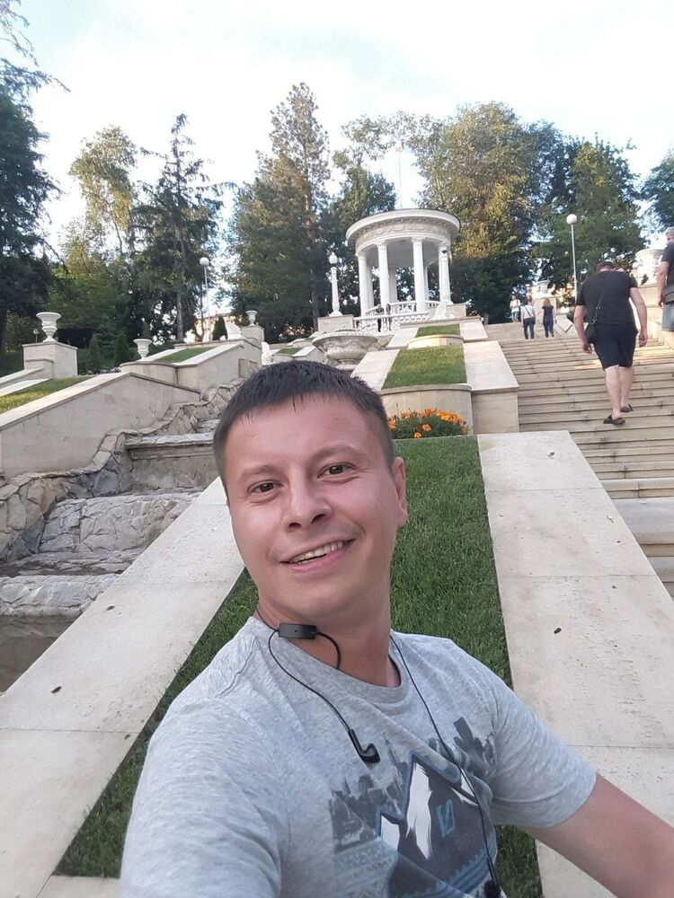  28525802  Vladislav, 39 ,    