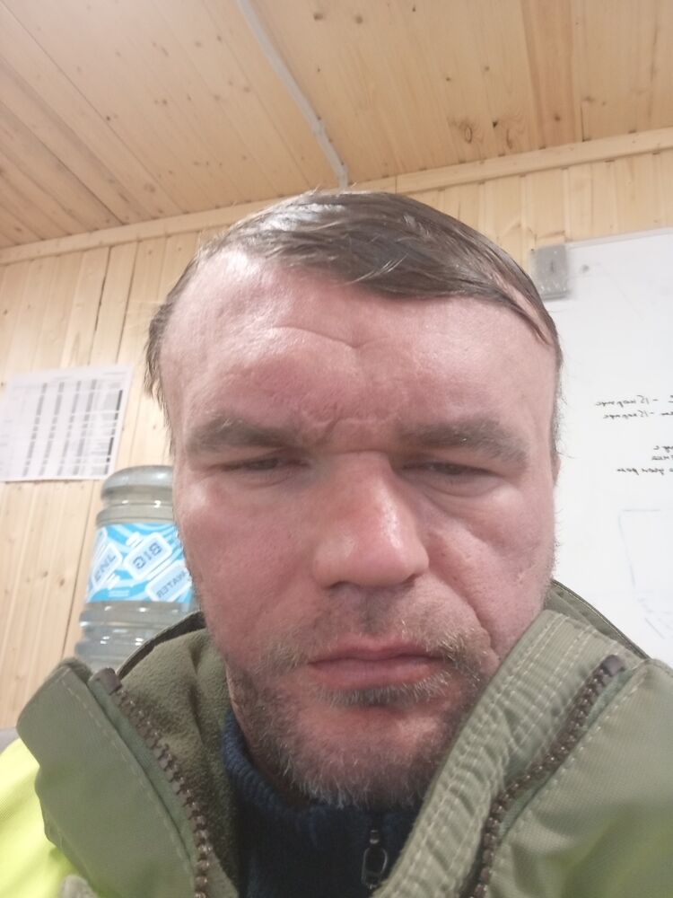  49572632  White, 37 ,    