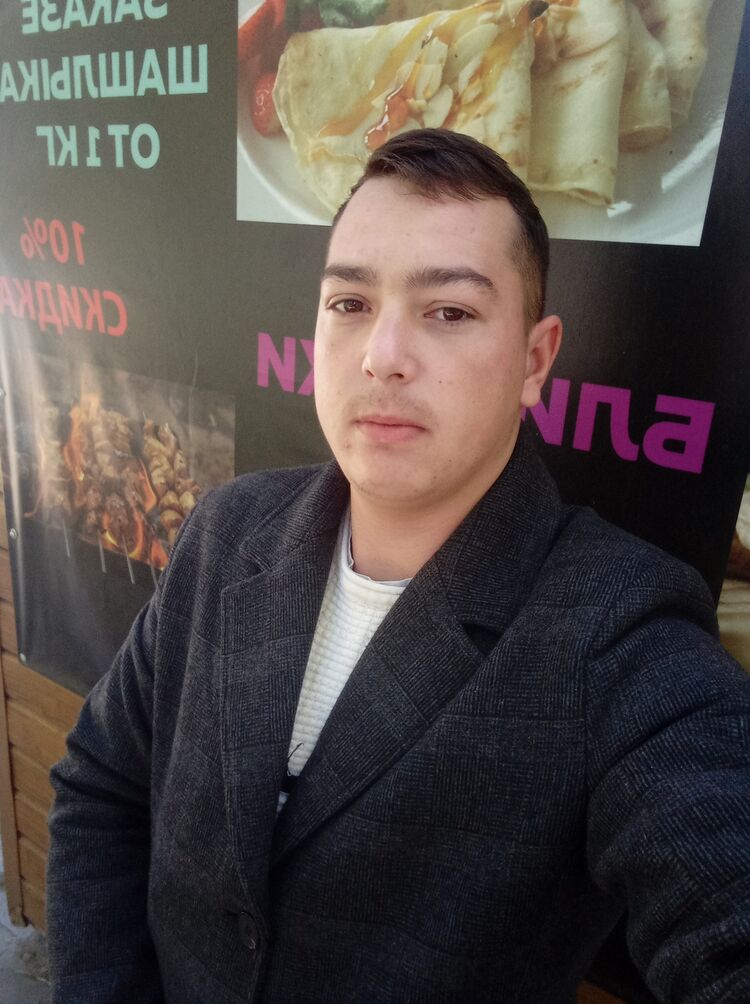  37692982  Viktor, 24 ,    