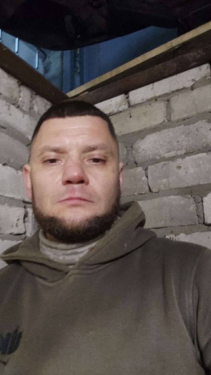  40793872  Den, 44 ,    