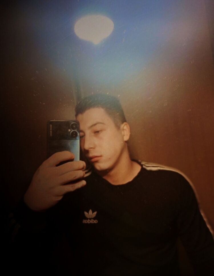  41916332  Andrei, 25 ,    