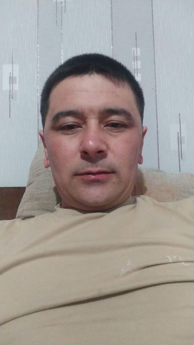  28303702  Artur, 37 ,    