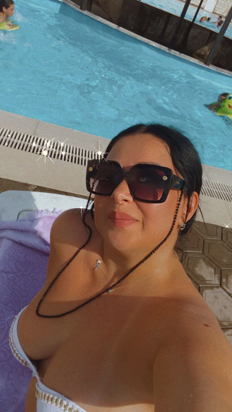  ,   Monika, 42 ,   c 