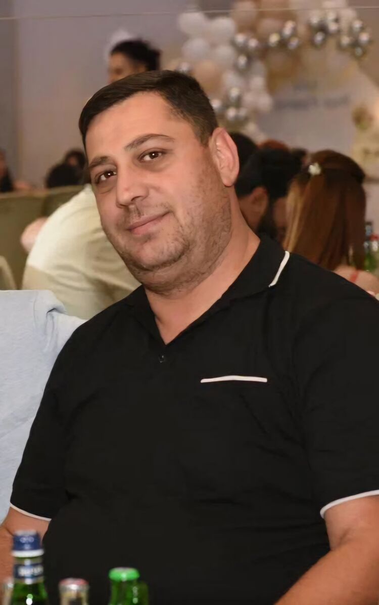  44058052  Artur, 44 ,    