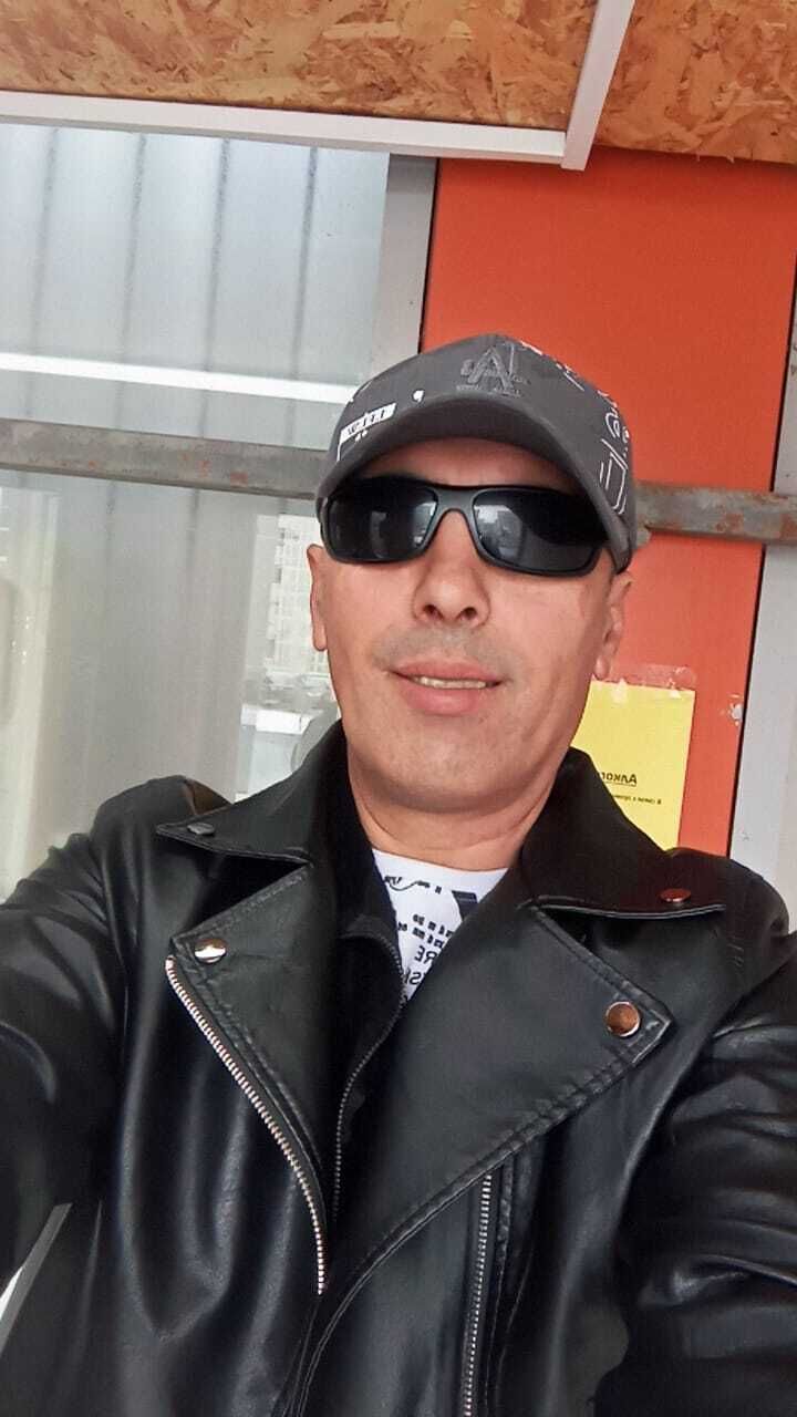  47105802  Emir, 44 ,    