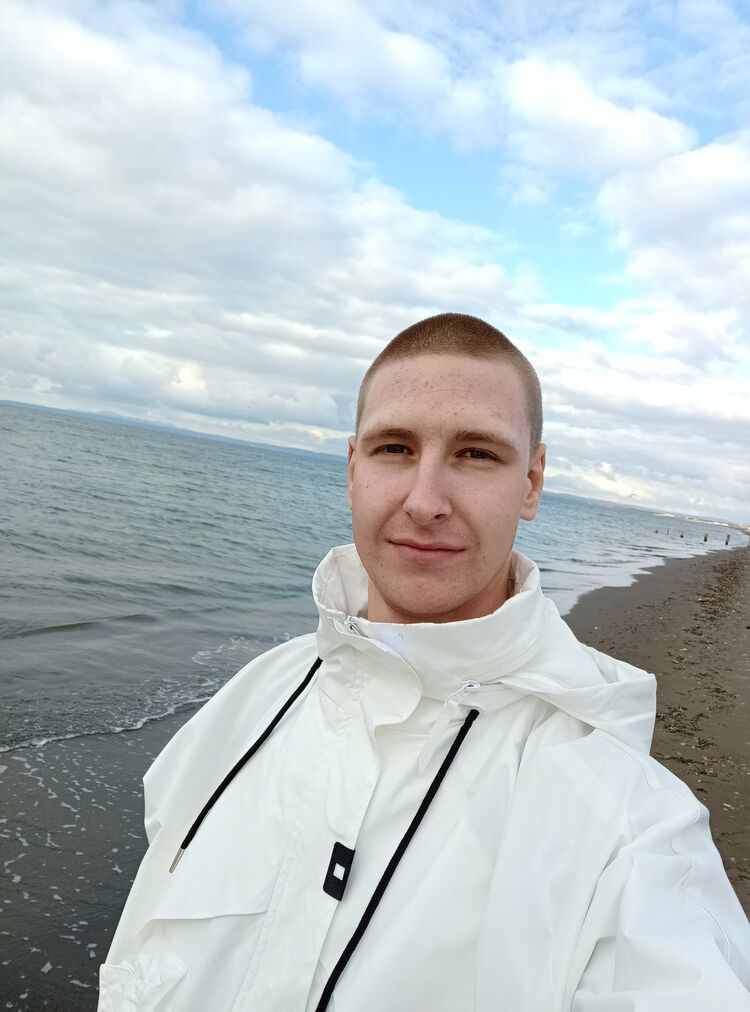  32483042  Denis, 23 ,    