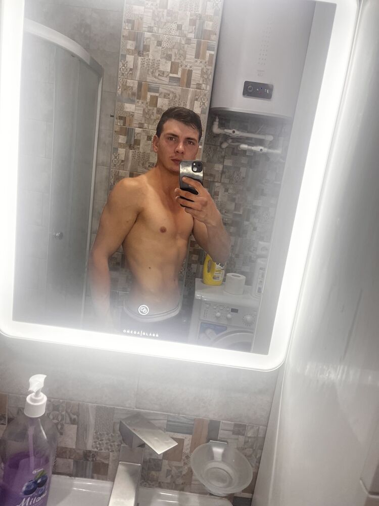  31107162  Mikhail, 26 ,    --