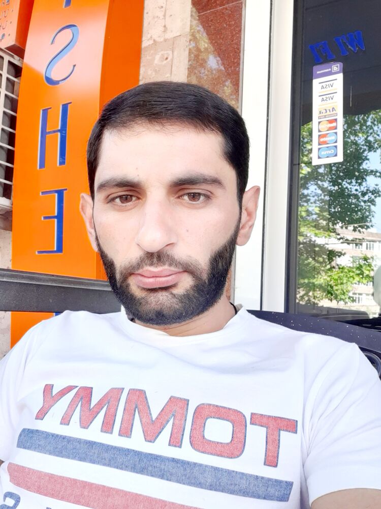  ,   Artur, 33 ,     