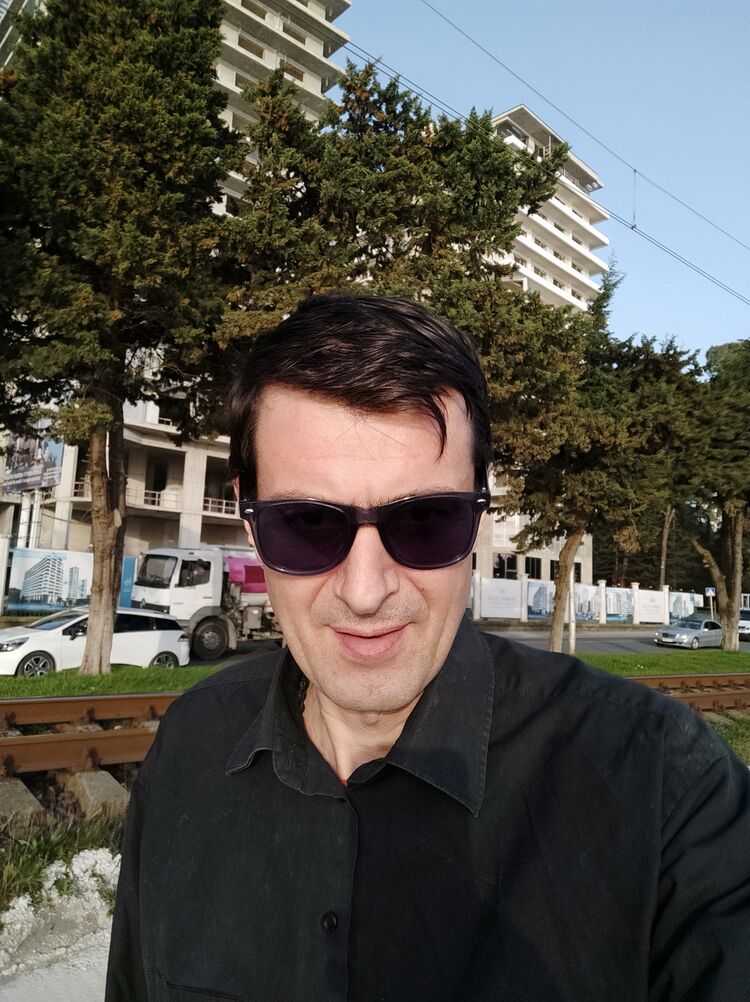  26003792  Gela, 49 ,    