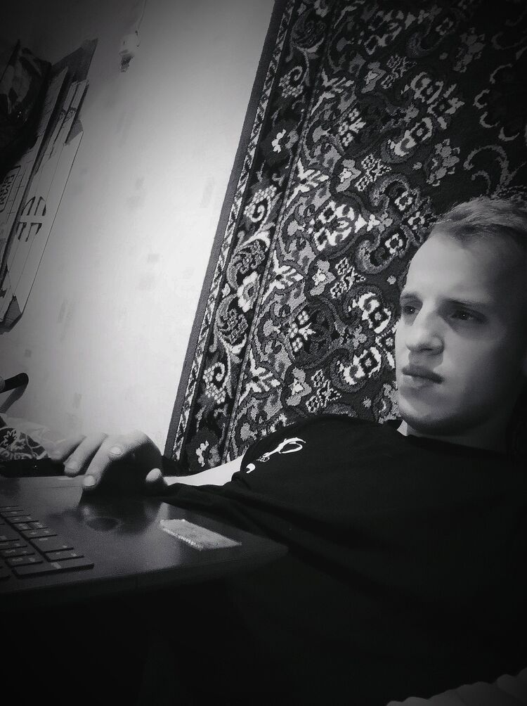  30338422  Vladislav, 26 ,    