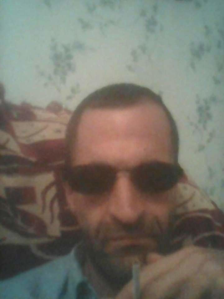  19390742  Eduard, 49 ,    